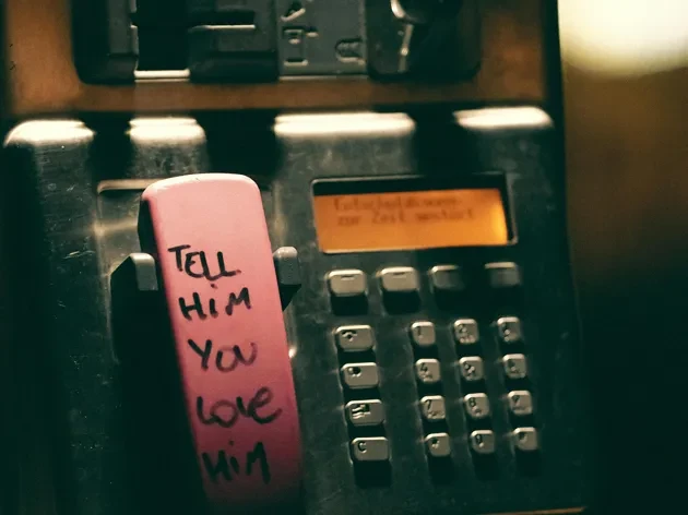 old Phone with text saying Tell him you love him