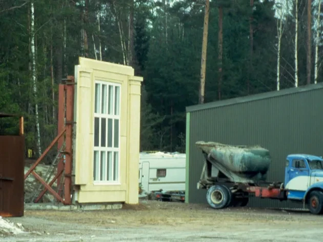 plats med byggnadselement, husvagn, träd, cementbild