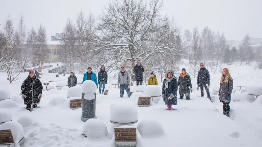 Gruppbild på medarbetare vid MIMS utomhus på campus i snön.