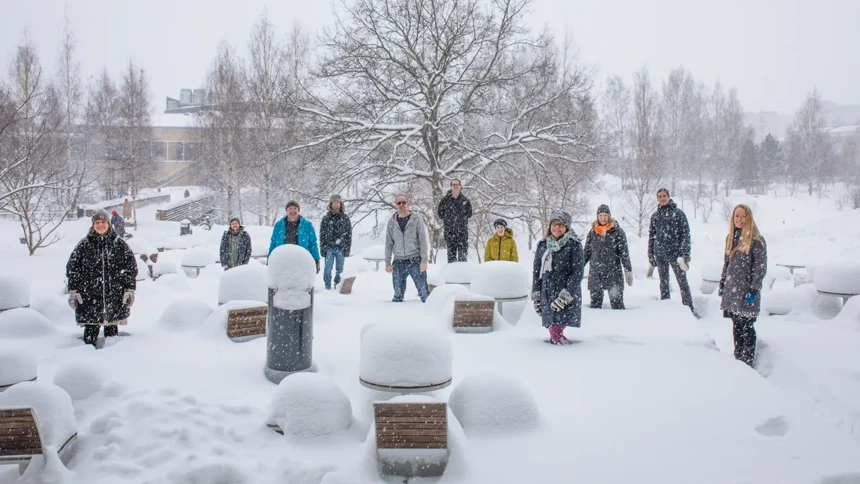 Gruppbild på medarbetare vid MIMS utomhus på campus i snön.