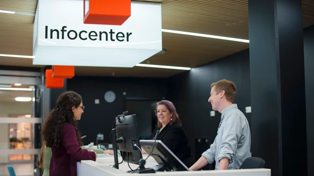 The Infocenter helpdesk in the middle of supporting a student.