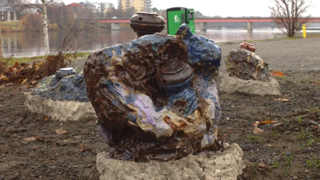 Keramisk skulptur i blå och bruna nyanser