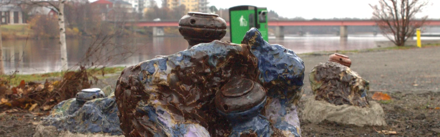 Keramisk skulptur i blå och bruna nyanser