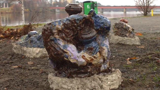 Keramisk skulptur i blå och bruna nyanser