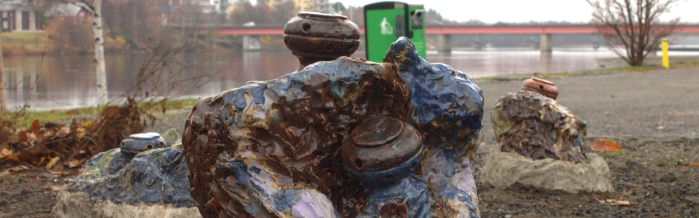 Keramisk skulptur i blå och bruna nyanser