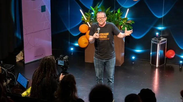 Brendon Clark testing out stand up comedy during ForskarFredag, arranged by Umeå University.