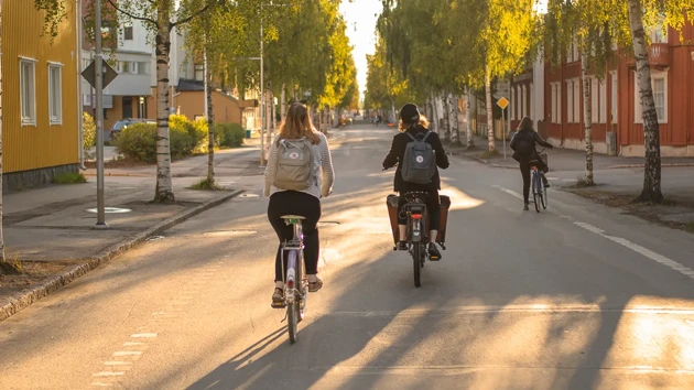 Tre studenter cyklar Öst på stan i Umeå