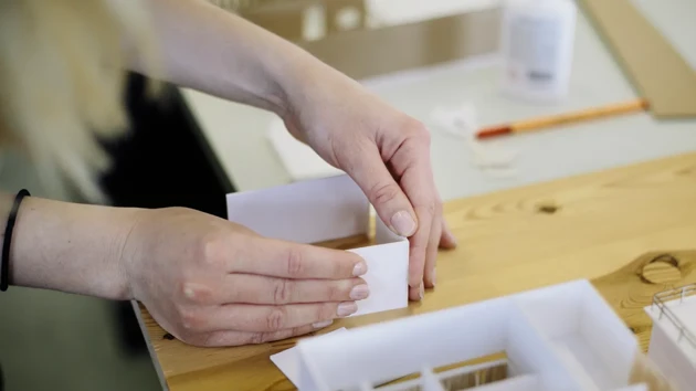 Detalj - student arbetar med modell på Arkitekthögskolan.