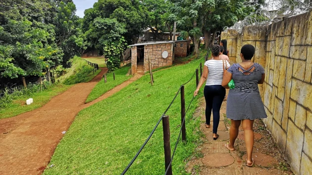 Landskapsbild Sydafrika, tre personer går längs en väg