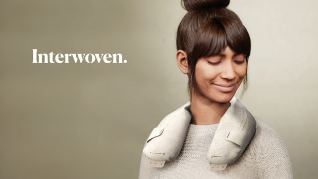 Kvinna med en prototyp av Interwoven runt halsen