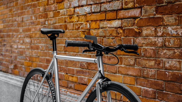 Photo of the produkt mounted on a bike.